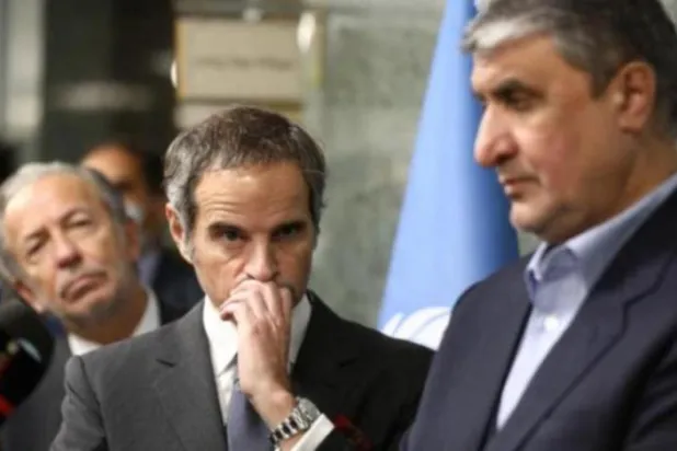 مدير «الطاقة الدولية» رافائيل غروسي ورئيس «الذرية» الإيرانية محمد إسلامي خلال مؤتمر صحافي في طهران مارس 2022  (رويترز)