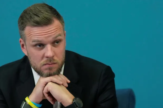 وزير خارجية ليتوانيا غابرييليوس لاندسبيرغيس خلال مؤتمر صحافي في ريغا (رويترز)