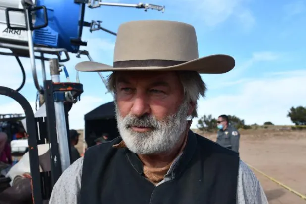 الممثل أليك بالدوين يظهر بعد الحادثة في نيو مكسيكو (أ.ف.ب)