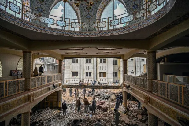 دمار واسع خلف التفجير في مسجد بمدينة بيشاور الباكستانية (أ.ف.ب)