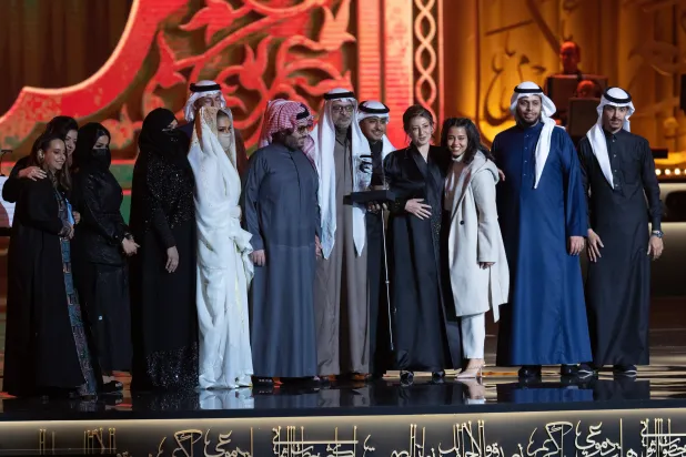 تركي آل الشيخ في صورة جماعية مع أسرة الفنان الراحل طلال مداح (تصوير: صالح الغنام)