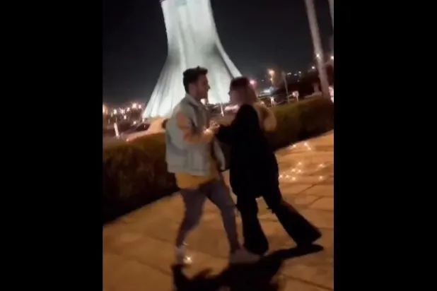 أستياش حقيقي ترقص مع خطيبها أمير محمد أحمدي في أحد شوارع طهران (تويتر)