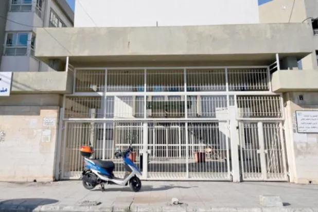 Beyrut’ta öğretmenlerin, maaşlarının değer kaybetmesi ve akaryakıt fiyatlarının yüksek olması sebebiyle gerçekleştirdikleri grev nedeniyle kapatılan okullardan biri. (EPA)