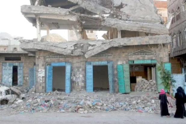 Husi saldırıları sonucu Yemen’in Taiz kentinde oluşan harabelerden bir görüntü (Reuters)