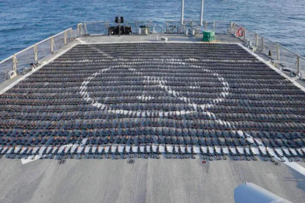 شحنة أسلحة إيرانية سابقة تم اعتراضها تضم بنادق هجومية كانت متجهة إلى الحوثيين (البحرية الأميركية)