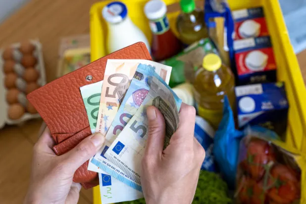 فئات نقدية مختلفة من اليورو (د.ب.أ)