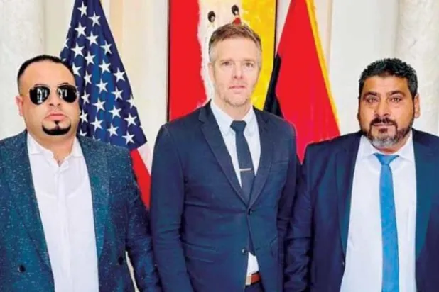 ABD'nin Trablus Maslahatgüzarı Leslie Ordman ile Trablus'taki silahlı oluşumların liderlerinden biri olan Muammer ez-Zavi (sağ) arasında yapılan görüşmeden bir kare (ABD Büyükelçiliği’nin Twitter hesabı)