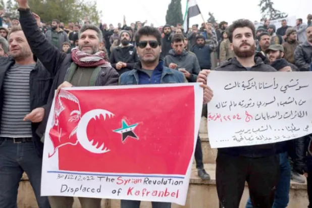 Türkiye-Suriye yakınlaşmasına karşı 30 Aralık 2022’de İdlib’de düzenlenen gösteri (AFP)