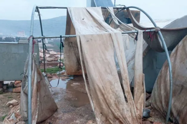 خيمة ضربتها عاصفة مطرية شديدة (الشرق الأوسط)