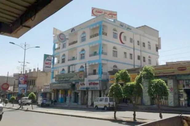 صورة متداولة على «تويتر» لمستشفى استولى عليه الحوثيون في مدينة إب