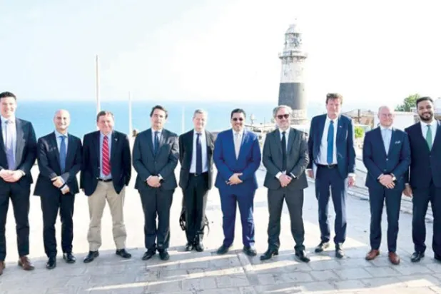 صورة تذكارية للسفراء الأوروبيين في مدينة عدن (تويتر)