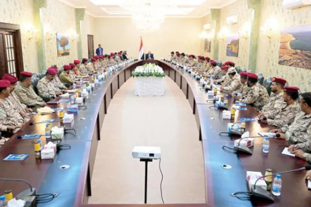 رئيس مجلس القيادة اليمني خلال لقائه في عدن الخميس وزير الدفاع وقادة المنطقة العسكرية الرابعة (سبأ)