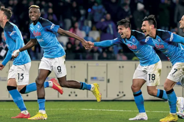 نابولي يحقق فوزاً غالياً على روما ويحصل على ثلاث نقاط ثمينة عززت صدارته للدوري الإيطالي (إ.ب.ا)