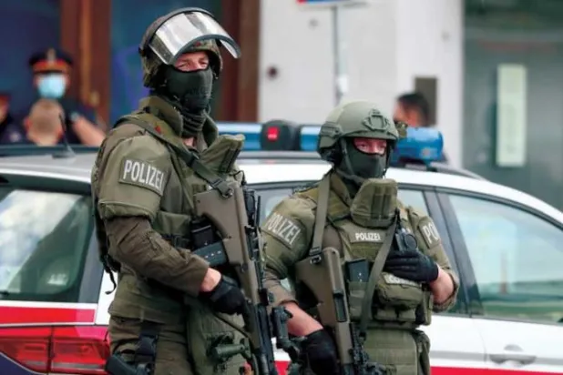 ضباط شرطة في موقع الهجوم في العاصمة فيينا الجمعة حيث أدانت محكمة نمساوية أربعة رجال (أ.ب)