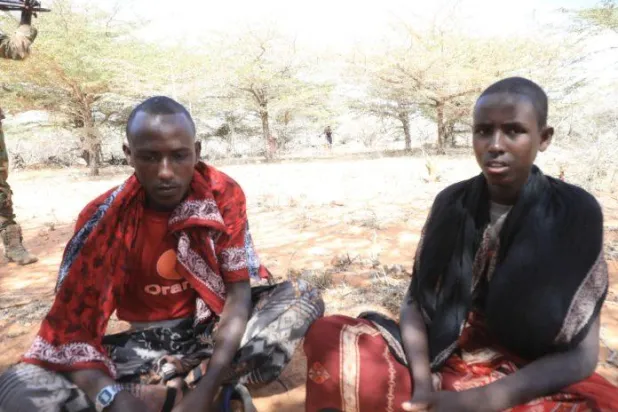 عنصران من حركة «الشباب» يستسلمان لقوات الجيش الصومالي (وكالة الأنباء الصومالية)