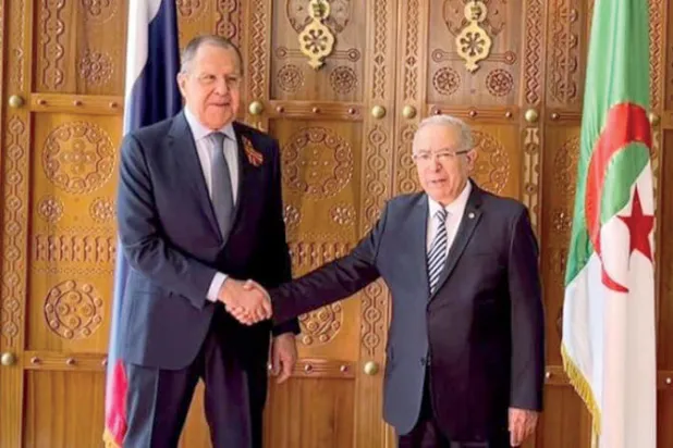رئيس الدبلوماسية الروسي مع نظيره الجزائري بمقر الخارجية الجزائرية في 10 مايو 2022 (الخارجية الجزائرية)