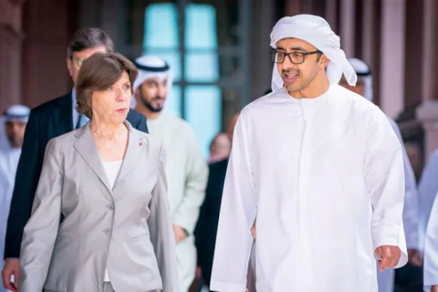 الشيخ عبد الله بن زايد لدى لقائه كاثرين كولونا في أبوظبي أمس (وام)