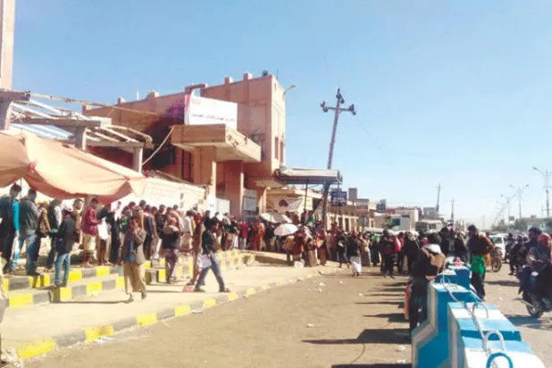 يمنيون ينتظرون موافقة الميليشيات الحوثية على سفرهم للعمل خارج البلاد (الشرق الأوسط)