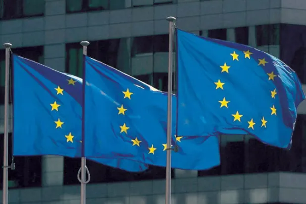 أعلام الاتحاد الأوروبي ترفرف خارج مقر المفوضية الأوروبية ببروكسل في بلجيكا (رويترز)