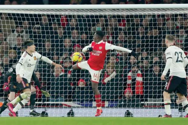 الهزيمة امام ارسنال افقدت مانشستر يونايتد أي طموحات للمنافسة على اللقب (أ.ب)