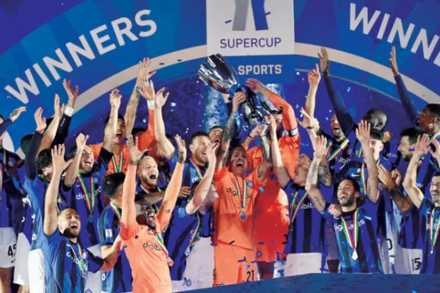 إنتر وكأس السوبر الإيطالي بعد الفوز على ميلان قبل ثلاثة أسابيع (د.ب.أ)
