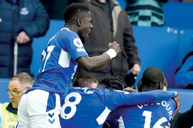 فرحة لاعبي إيفرتون بتحقيق انتصار بعد غياب طال... وكان على آرسنال المتصدر (إ.ب.أ)