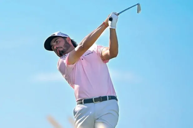 أبراهام آنسر خلال المنافسات أمس في بطولة الغولف الدولية (تصوير: عبد الله الفالح)