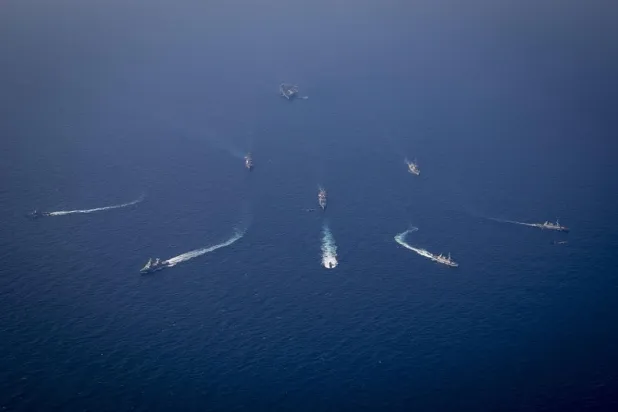Akdeniz’deki bir ABD savaş gemisi ve ona başlı birlikler. (ABD Savunma Bakanlığı/ AFP)