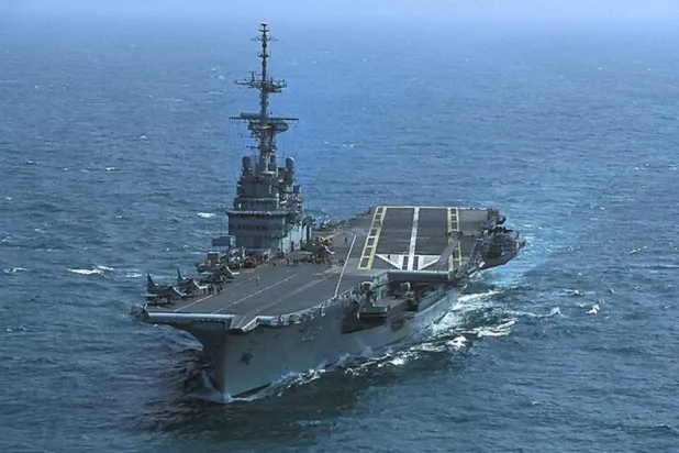 صورة لحاملة الطائرات البرازيلية «فوش» كما نشرتها البحرية البرازيلية (أ.ف.ب)