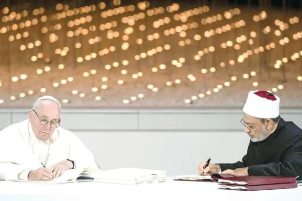 شيخ الأزهر وبابا الفاتيكان خلال توقيع الوثيقة عام 2019... (حكماء المسلمين)