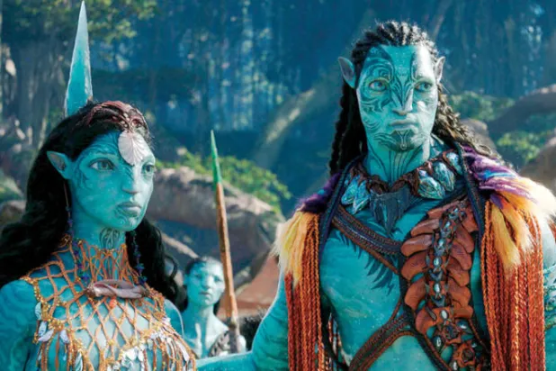 الممثلان كيت وينسليت وكليف كورتيس في «طريق الماء» الجزء الثاني من سلسلة «أفاتار» (أ.ب)