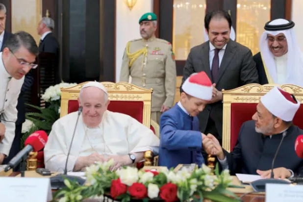 صورة للقاء سابق بين شيخ الأزهر وبابا الفاتيكان (حكماء المسلمين)
