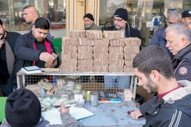 محل صرافة في سوق الشورجة في بغداد (أ.ب)