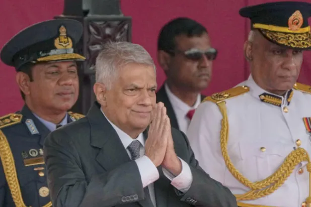 الرئيس السريلانكي رانيل ويكريمسينغه خلال العرض العسكري (أ.ب)