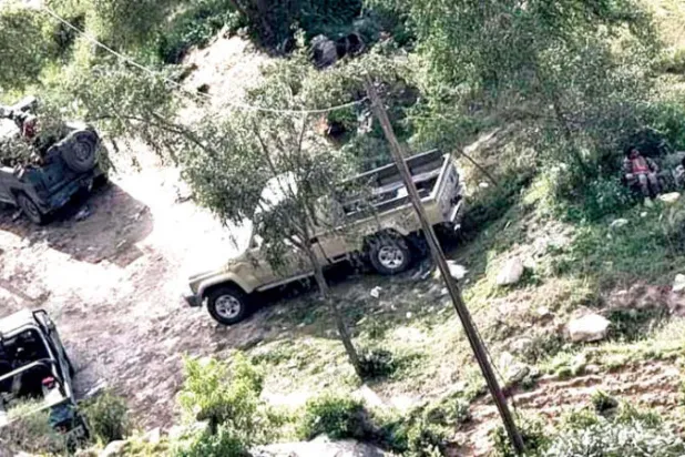 مسلحون حوثيون في منطقة بركان بمديرية رازح التابعة لمحافظة صعدة شمال اليمن (تويتر)