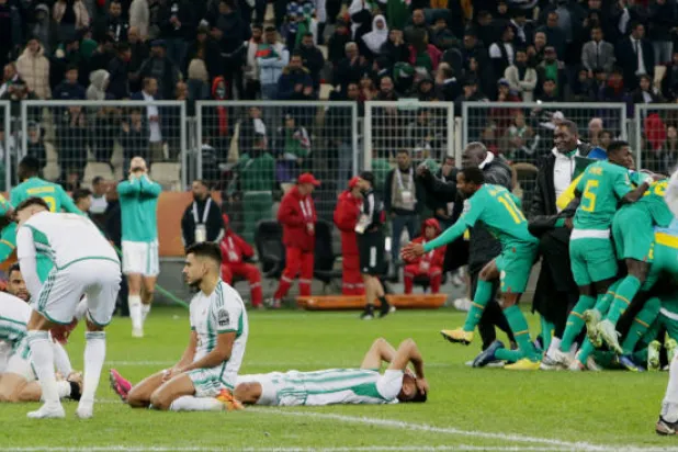 وسط حسرة لاعبي الجزائر انطلق لاعبو السنغال فرحين بالتتويج (رويترز)