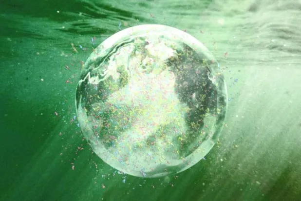 مسحوق مغناطيسي جديد لالتقاط الميكروبلاستيك من المياه