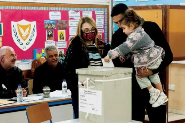 من الاقتراع في مدينة ليماسول (أ.ف.ب)