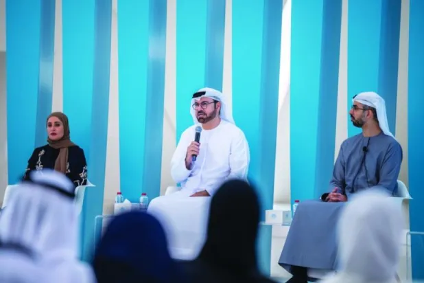 الوزراء محمد القرقاوي وعمر العلماء وعهود الرومي خلال مؤتمر في دبي أمس (وام)