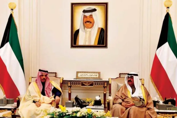 الشيخ مشعل الأحمد الجابر الصباح خلال استقباله الأمير فيصل بن فرحان بن عبد الله (كونا)