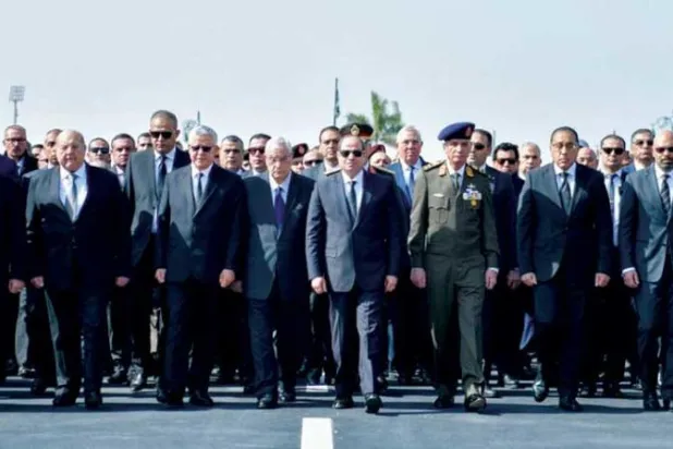 السيسي يتقدم الجنازة العسكرية التي أقيمت للراحل شريف إسماعيل (الرئاسة المصرية)