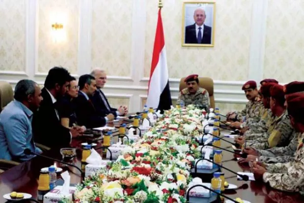 وزير الدفاع اليمني محسن الداعري يلتقي في عدن أمس وفداً أميركياً (سبأ)
