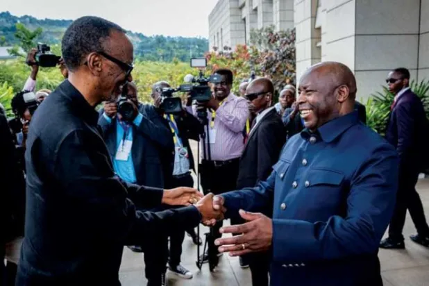 الرئيس الرواندي بول كاغامي يصل إلى قمة رؤساء دول مجموعة شرق أفريقيا في بوجومبورا بوروندي السبت (أ.ف.ب)