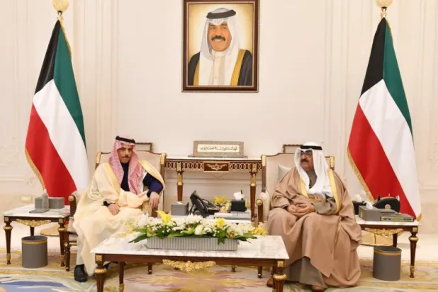 ولي العهد الكويتي خلال استقباله وزير الخارجية السعودي (كونا)