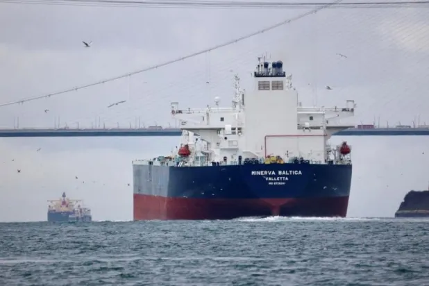 ناقلة النفط المالطية مينرفا بالتيكا في البوسفور متجهة نحو البحر الأسود في 5 ديسمبر 2022 (رويترز)