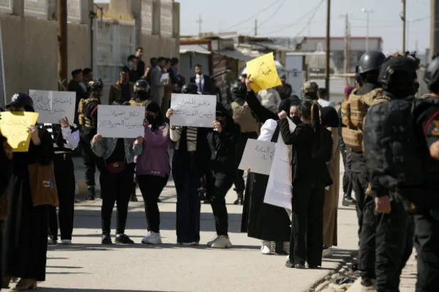 متظاهرات يحتججن اليوم في بغداد على مقتل الشابة طيبة العلي على يد والدها (أ.ب)