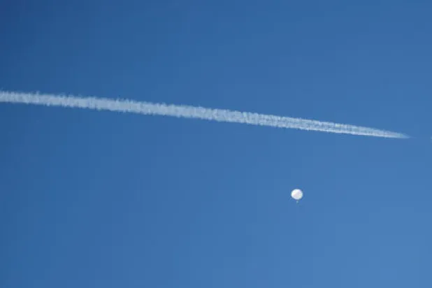 مقاتلة تحلق بالقرب من منطاد تجسس صيني (رويترز)