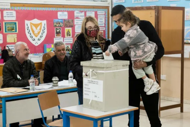 من أحد مراكز الاقتراع في ليماسول (أ.ف.ب)