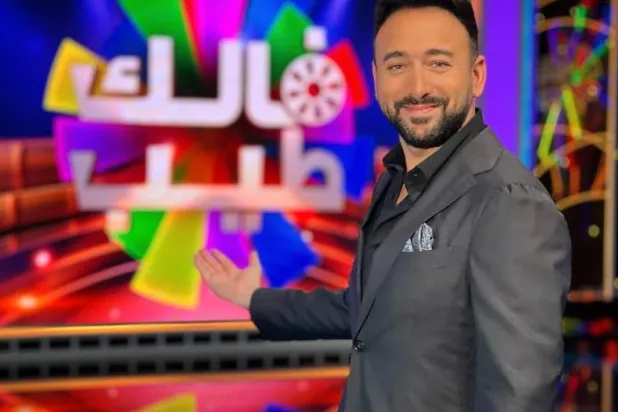 
 
یاسر السقاف در استدیو ضبط برنامه «فالک طیب» نسخه عربی Wheel of Fortune
