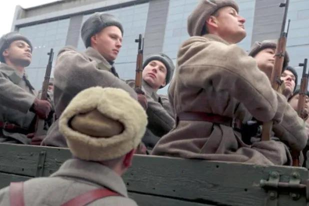 Sovyet güçlerinin Stalingrad zaferinin perşembe gününe denk gelen 80’inci yıldönümünde Kızıl Ordu üniforması giymiş askerler (AP)